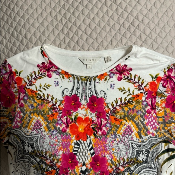 Ted Baker short sleeve T-shirt. Size 3. Like new! - Picture 2 of 6